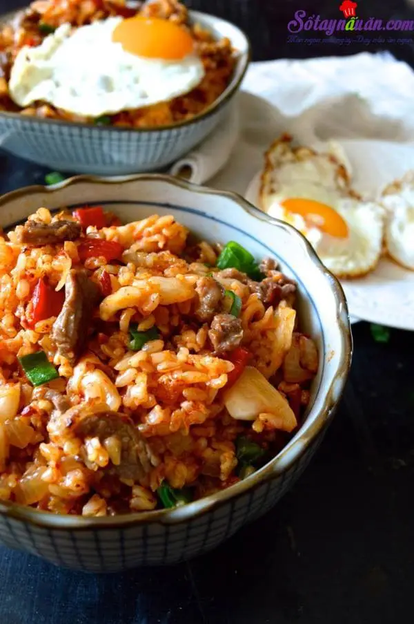Hướng dẫn làm cơm rang thịt bò, kim chi ngon tuyệt hảo