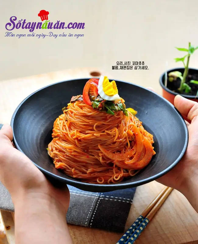 Tự tay làm mì trộn cay vị Hàn ngon không cưỡng được
